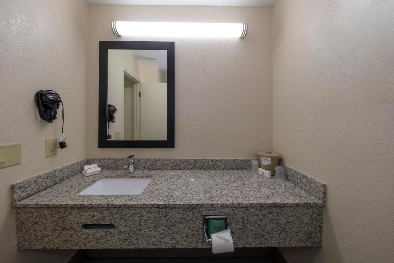 Red Roof Inn Хилсвилл Экстерьер фото